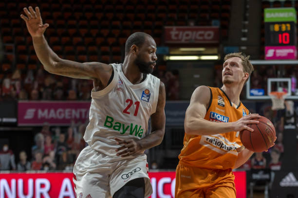 入球门左下 入球门左下